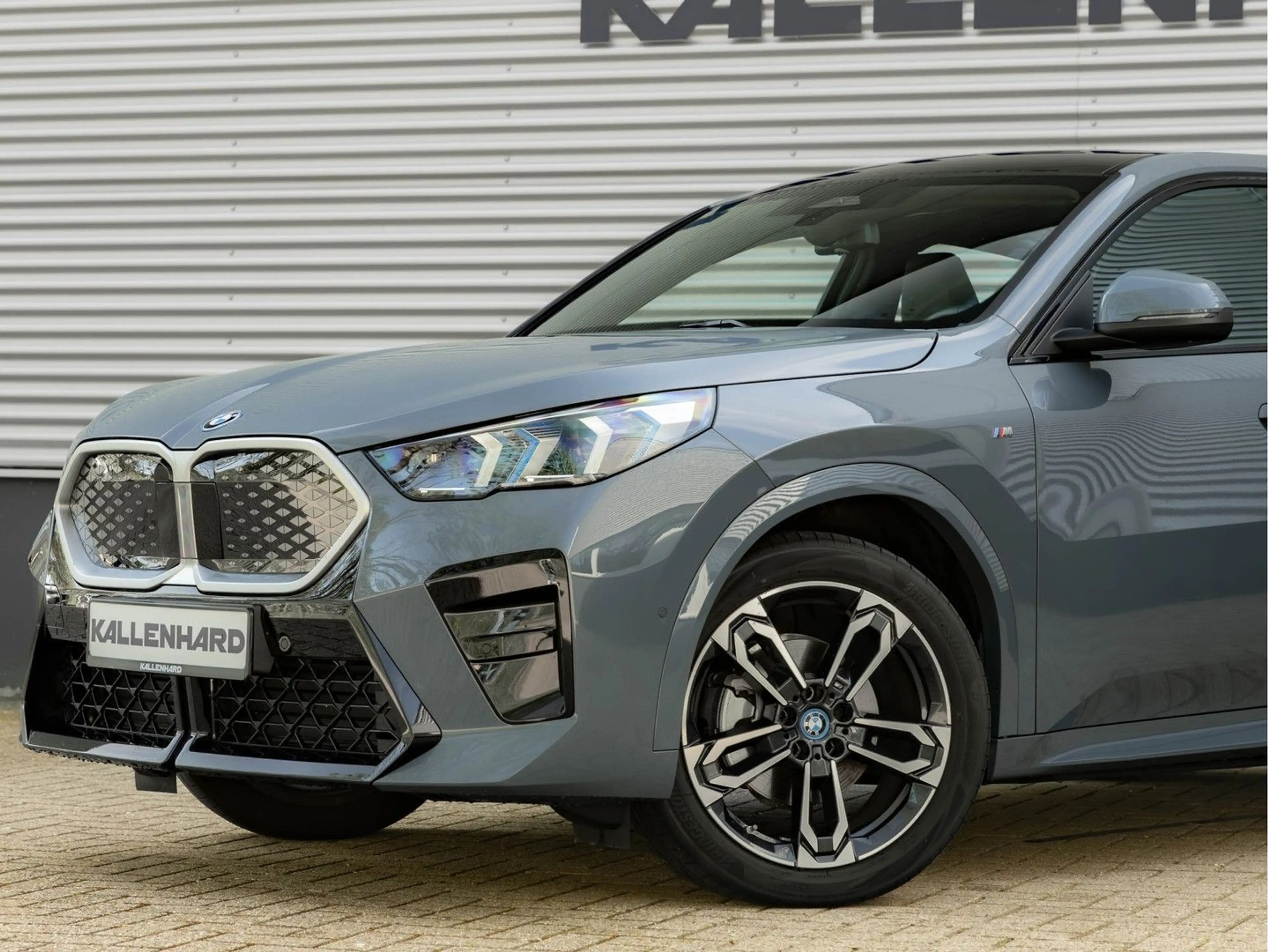 BMW iX2 eDrive20 M-Sport - Pano - AHK - Memoryzetel — photo 9