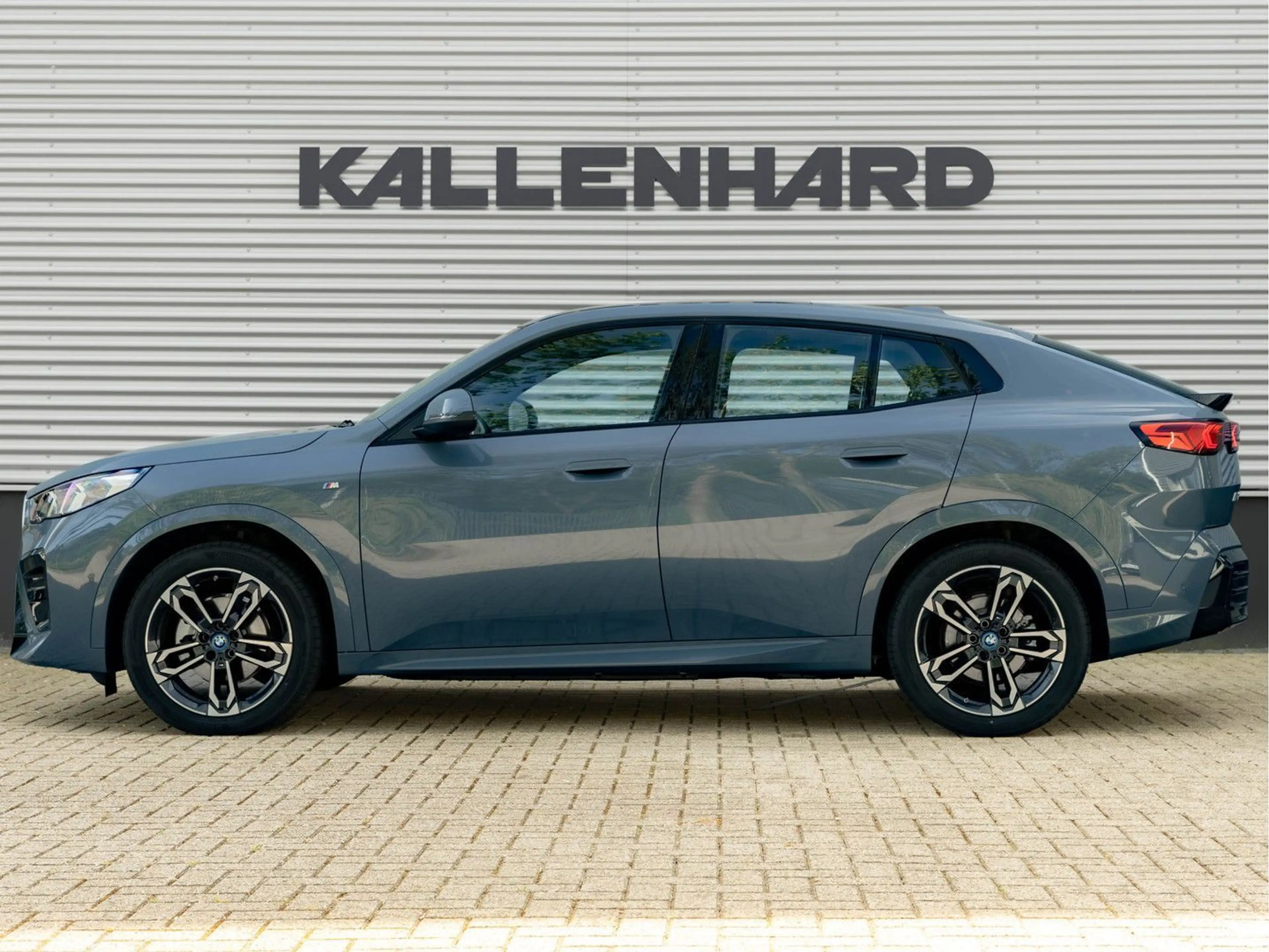 BMW iX2 eDrive20 M-Sport - Pano - AHK - Memoryzetel — photo 8