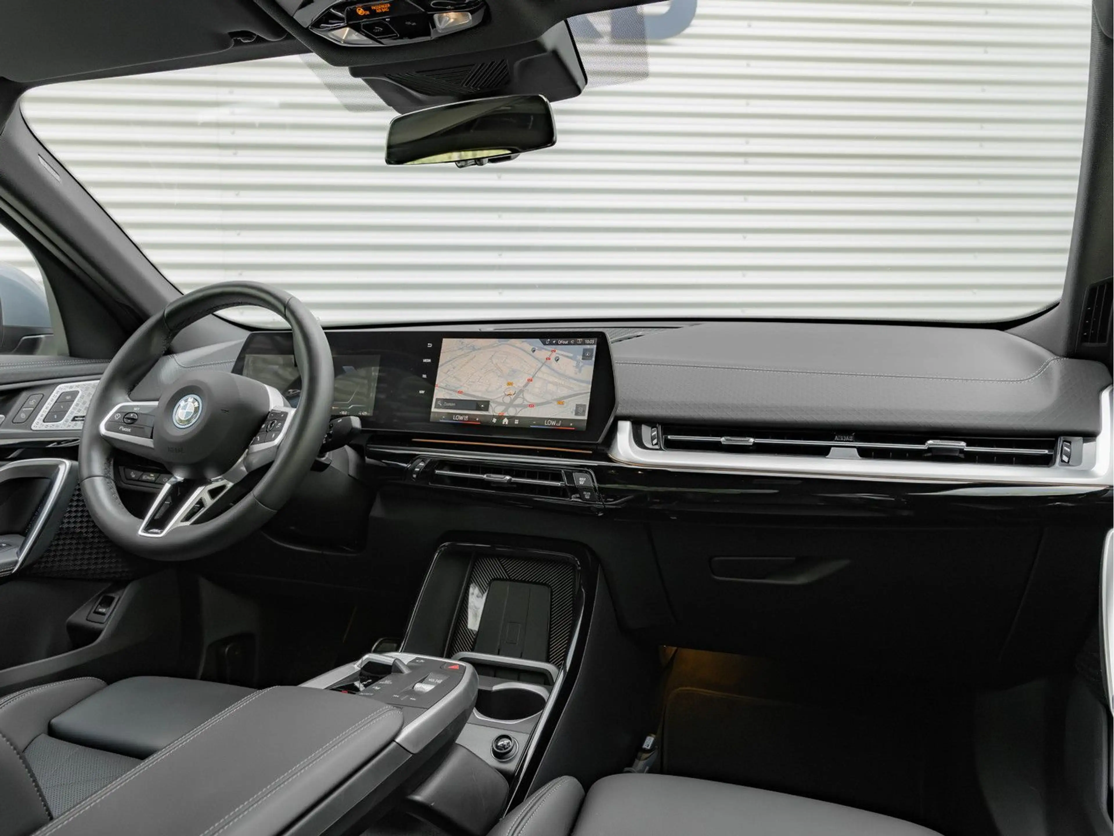 BMW iX2 eDrive20 M-Sport - Pano - AHK - Memoryzetel — photo 5