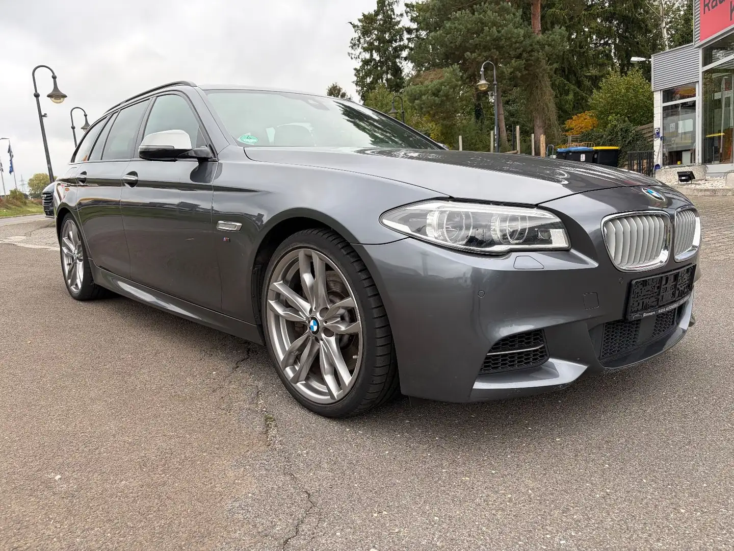 BMW 550 Baureihe 5 Touring M550 d xDrive Grau - 1