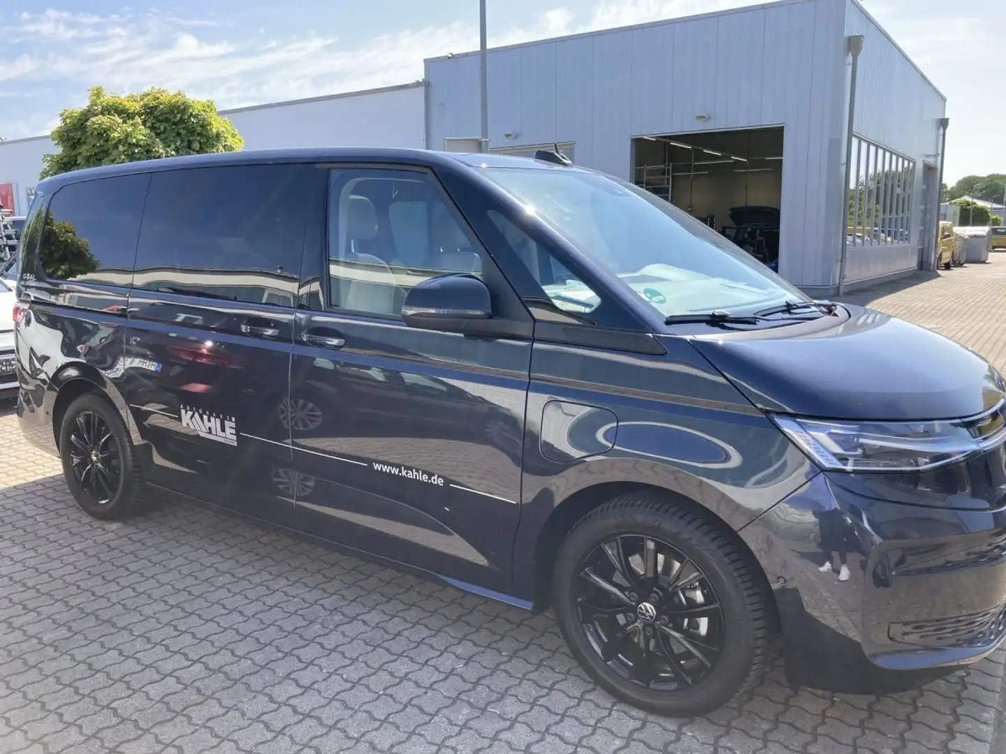 Volkswagen T7 Multivan Life eHybrid 4Motion DSG lang Navi Fenster el. Blau - 2