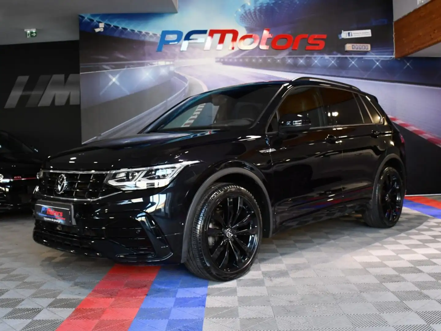 Volkswagen Tiguan R-Line 2.0 TDI 150 DSG Full Black GPS Virtual Attelage Caméra 360 IQ Light Car Play Volant Chauffant JA 20 Garantie Vw 12 Noir - 1