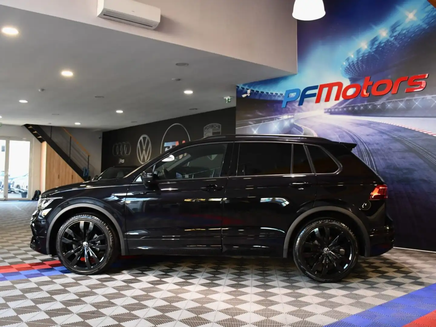 Volkswagen Tiguan R-Line 2.0 TDI 150 DSG Full Black GPS Virtual Attelage Caméra 360 IQ Light Car Play Volant Chauffant JA 20 Garantie Vw 12 Noir - 2