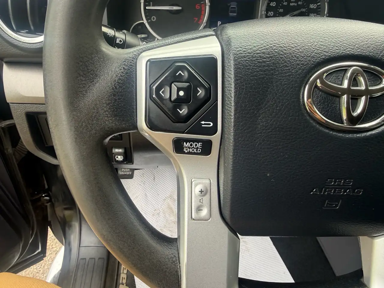 Toyota Tundra снимка Toyota Tundra
