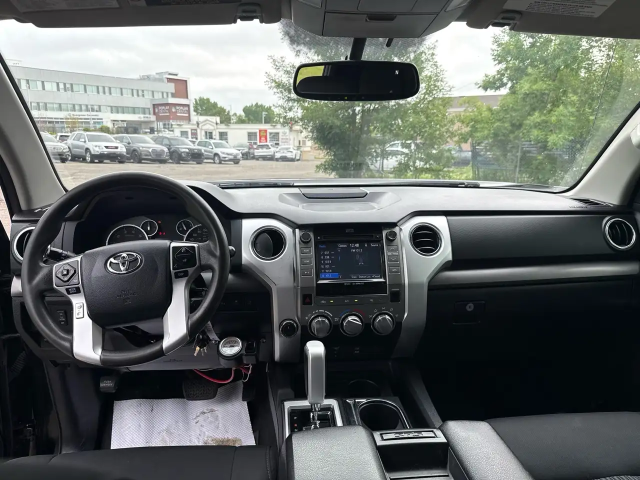 Toyota Tundra снимка Toyota Tundra