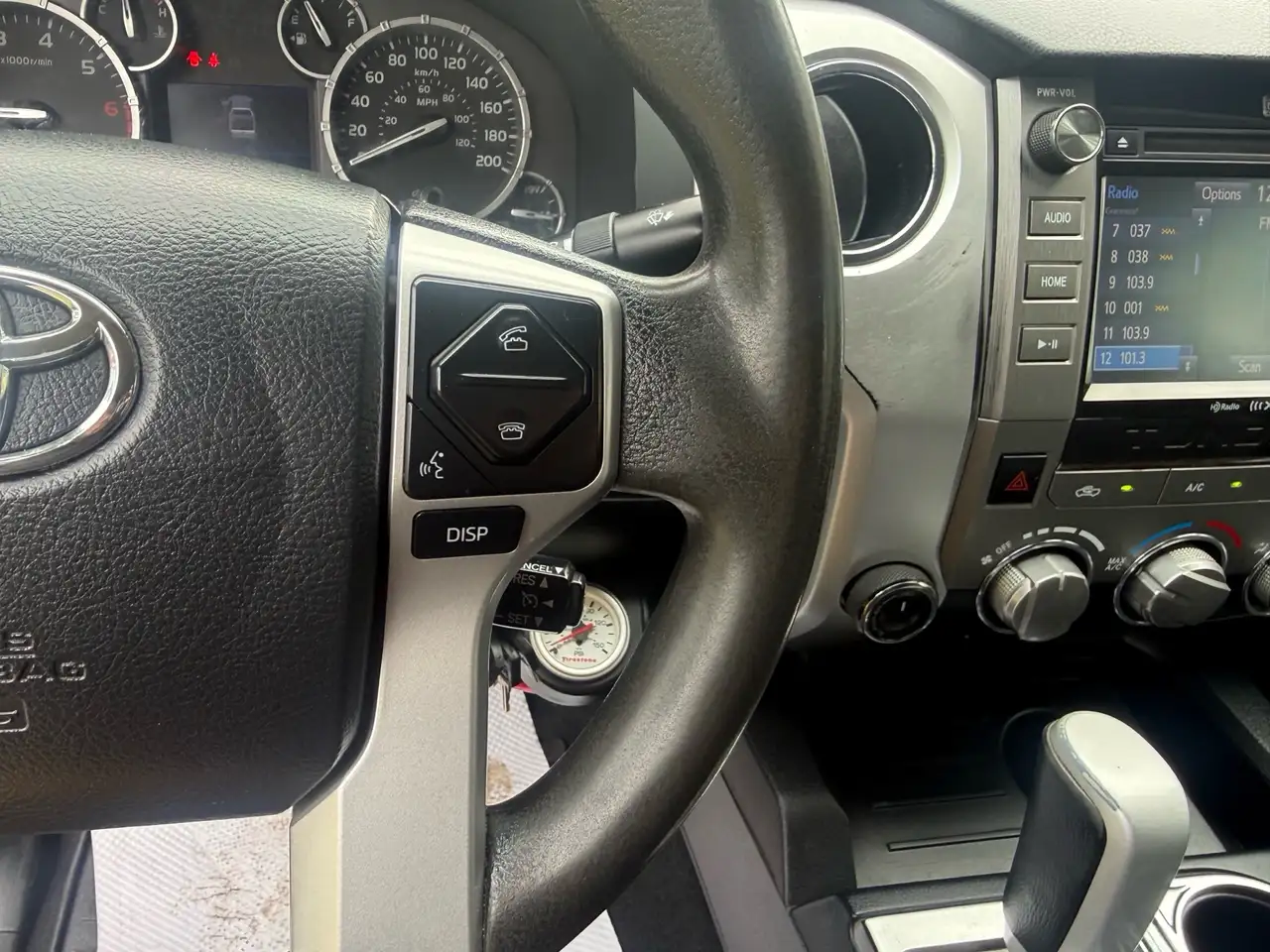 Toyota Tundra снимка Toyota Tundra
