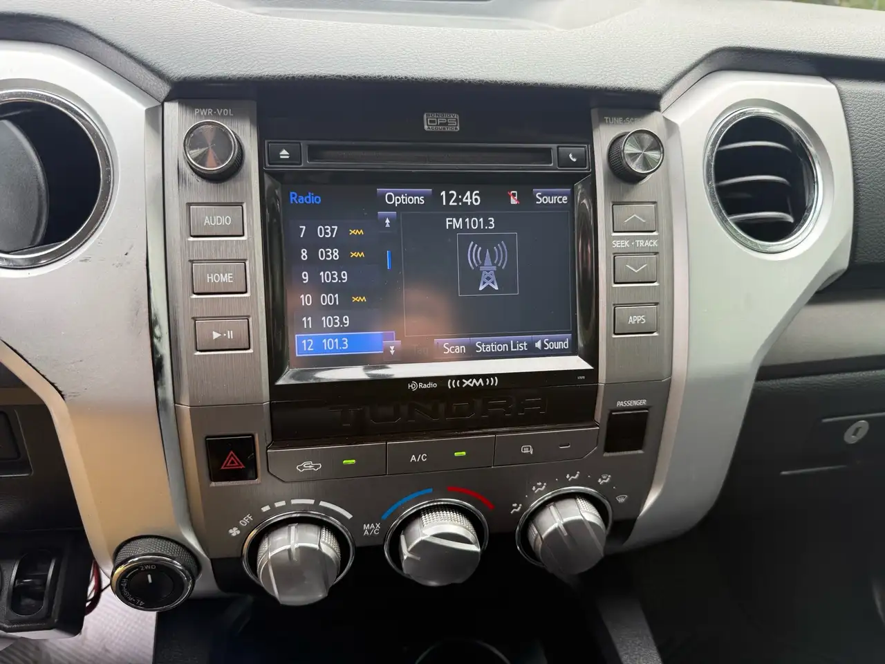 Toyota Tundra снимка Toyota Tundra