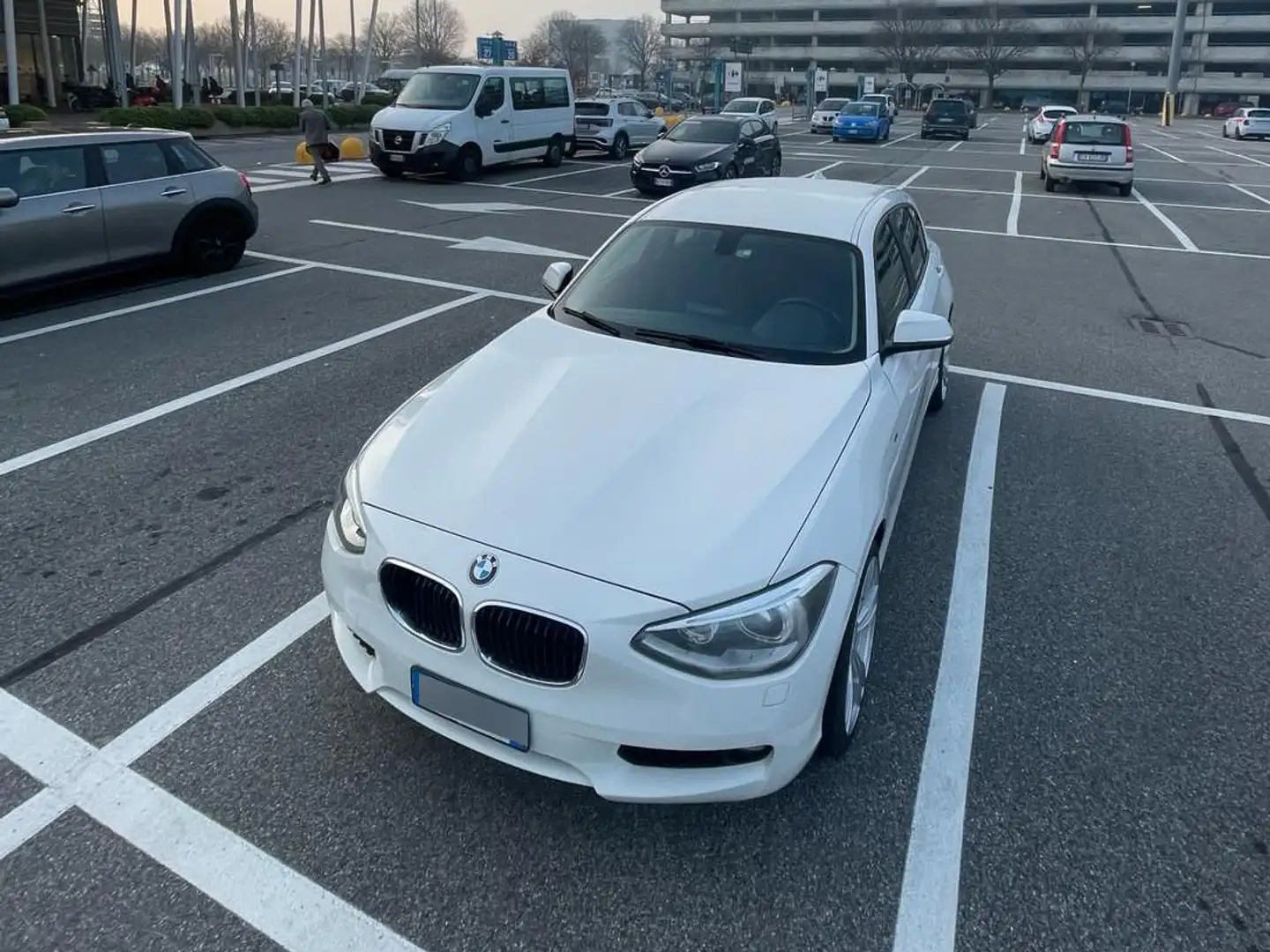 BMW 118 118d 5p Unique Bianco - 1