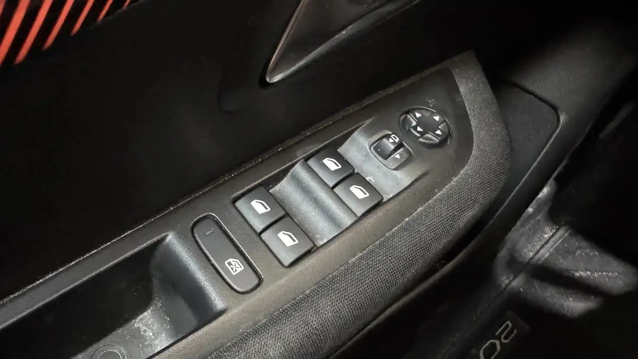 Peugeot 208 208 — photo 23