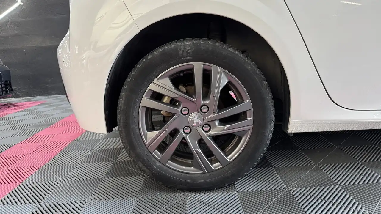 Peugeot 208 208 — photo 26