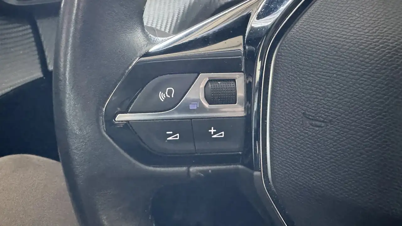 Peugeot 208 208 — photo 18