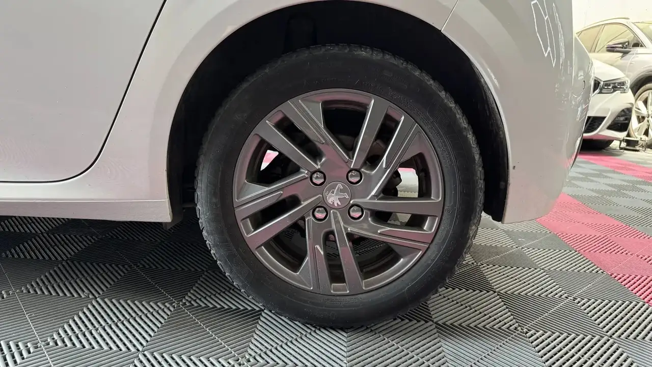 Peugeot 208 208 — photo 25