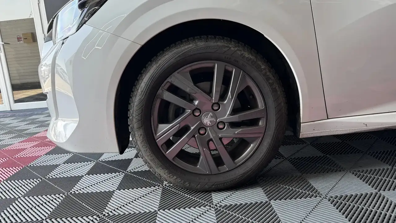 Peugeot 208 208 — photo 24