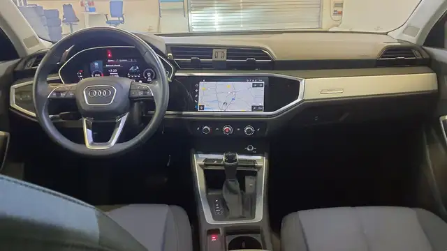 Audi Q3 view 10