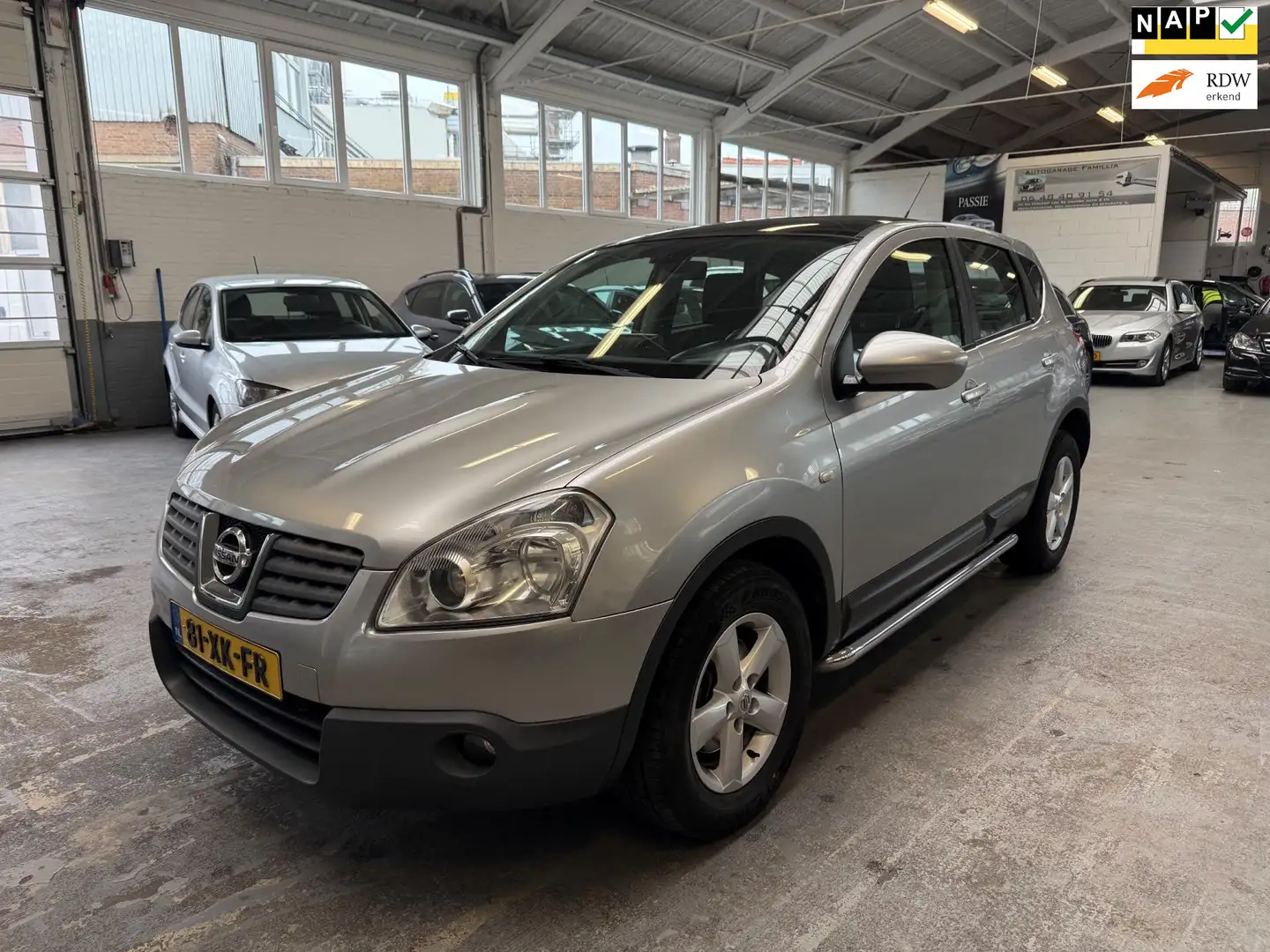 Nissan Qashqai 1.6 Acenta Panorama/Camera/Clima… Grijs - 1