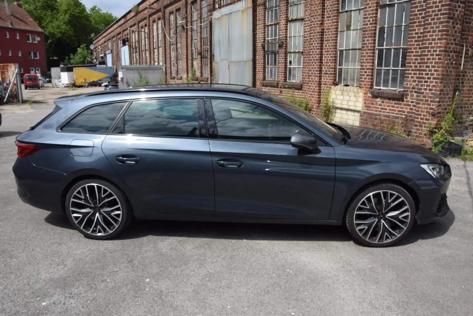 CUPRA Leon Sportstourer VZ Automatik Kamera CarPlay 1.Hand Grijs - 2