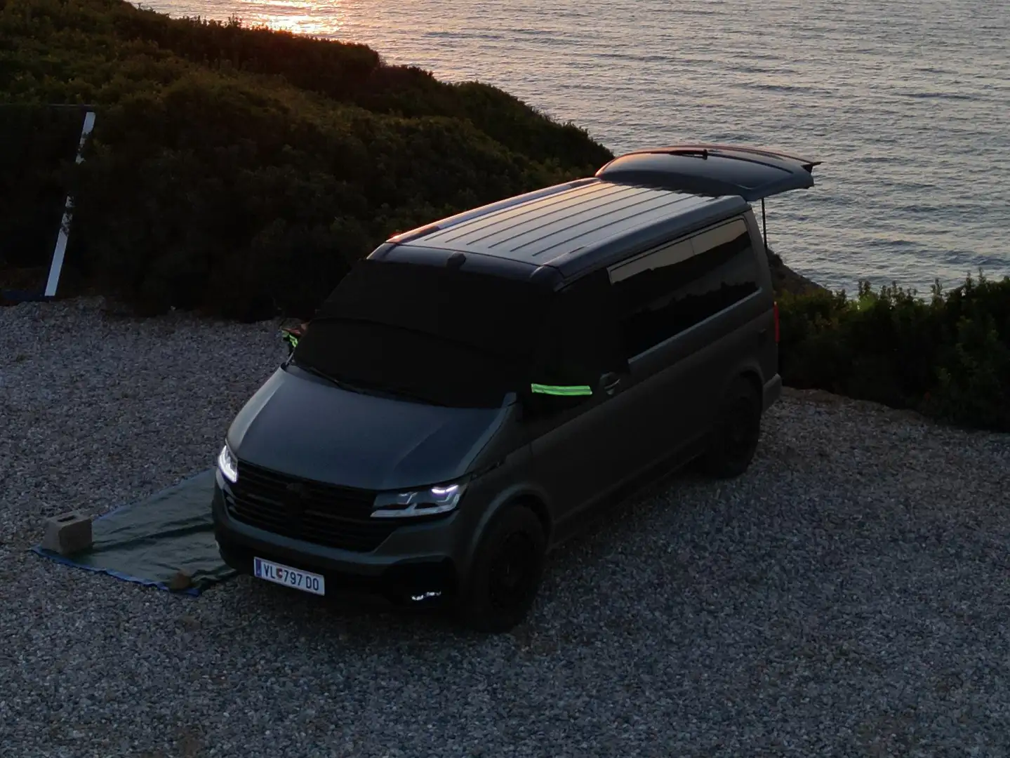 Volkswagen T6.1 California Beach Edition Camper 4MOTION TDI Grau - 1
