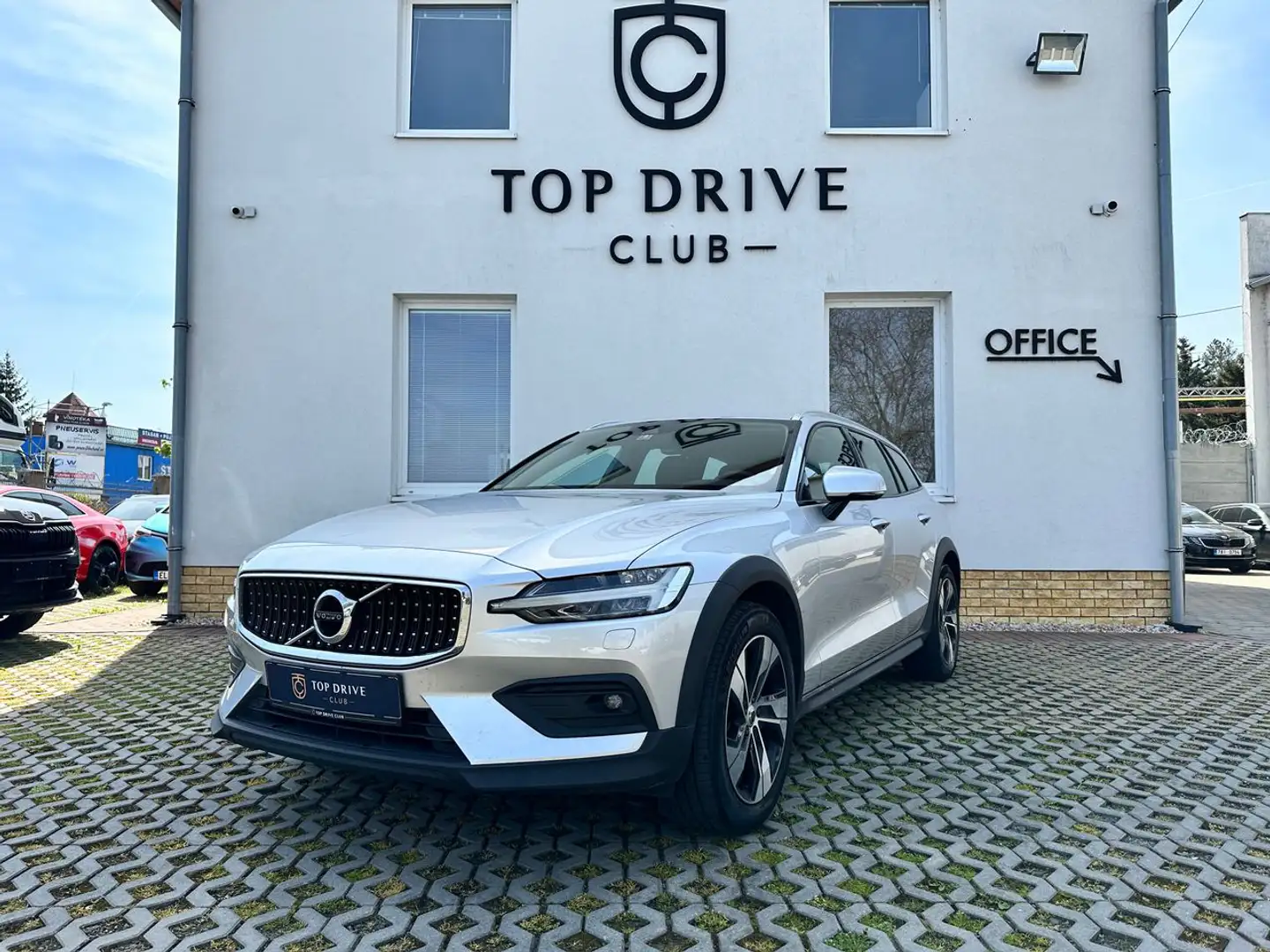 Volvo V60 CC/B4/AWD/AHK/Standheizung/H&K/ SOFORT Argento - 1