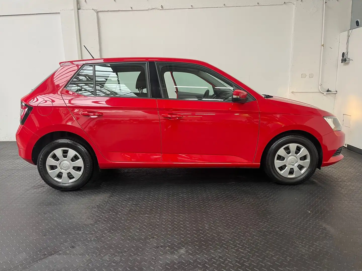 Skoda Fabia 1.0 MPI Active Червоний - 2