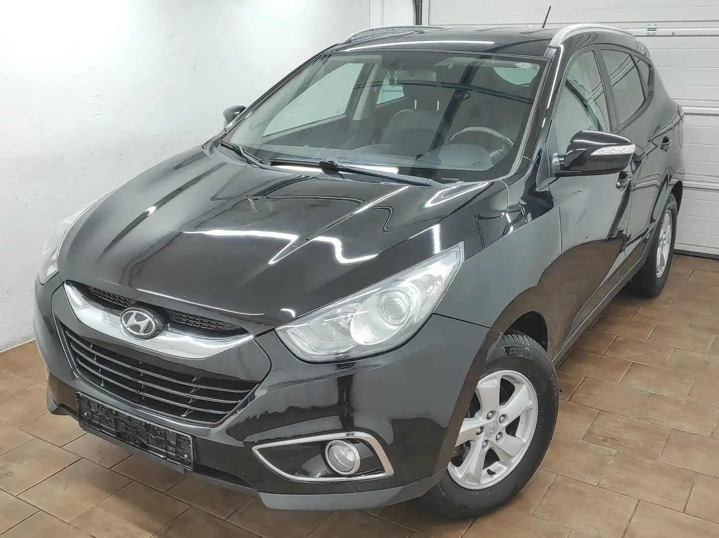 Hyundai iX35 AUTOMATIK AHK KLIMAA SHZ LEDER BC VIELES NEU 2WD Schwarz - 2