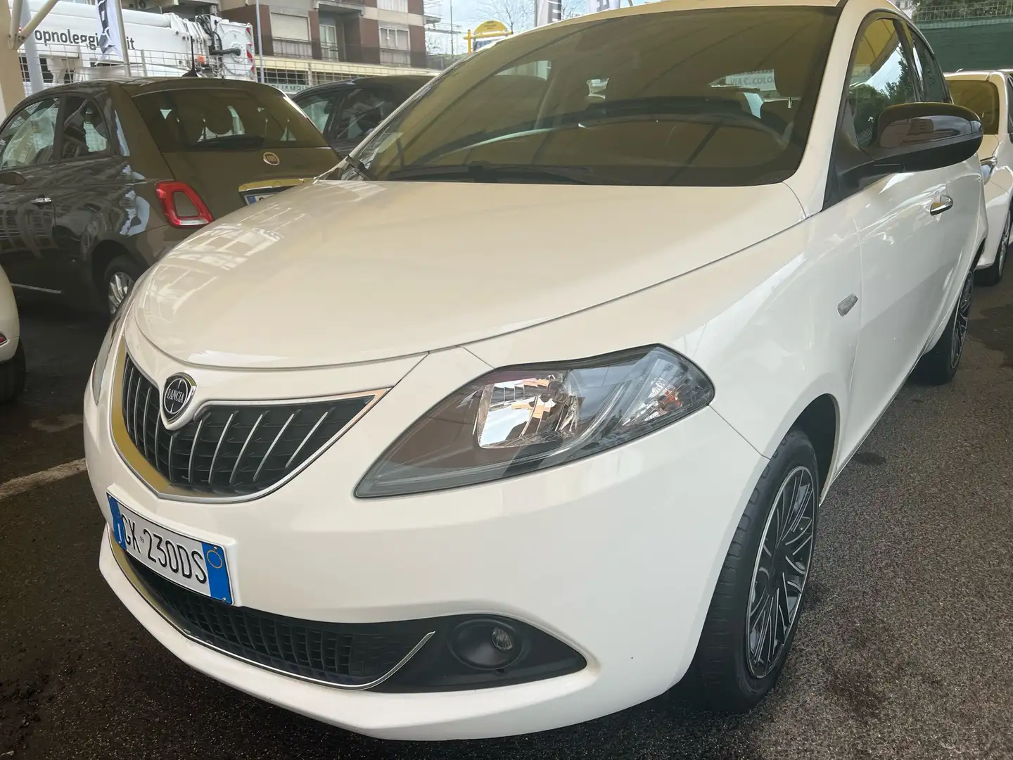 Lancia Ypsilon 1.0 firefly hybrid Gold Plus s&s 70cv 5p.ti White - 1