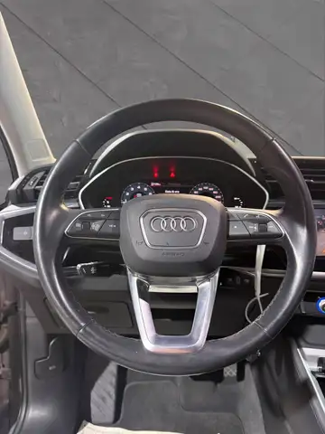 Audi Q3 view 8