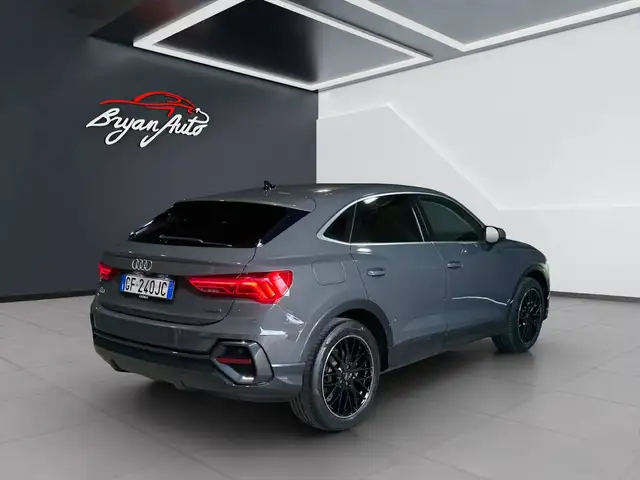 Audi Q3 view 5