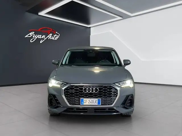 Audi Q3 view 3