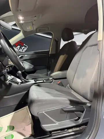 Audi Q3 view 11