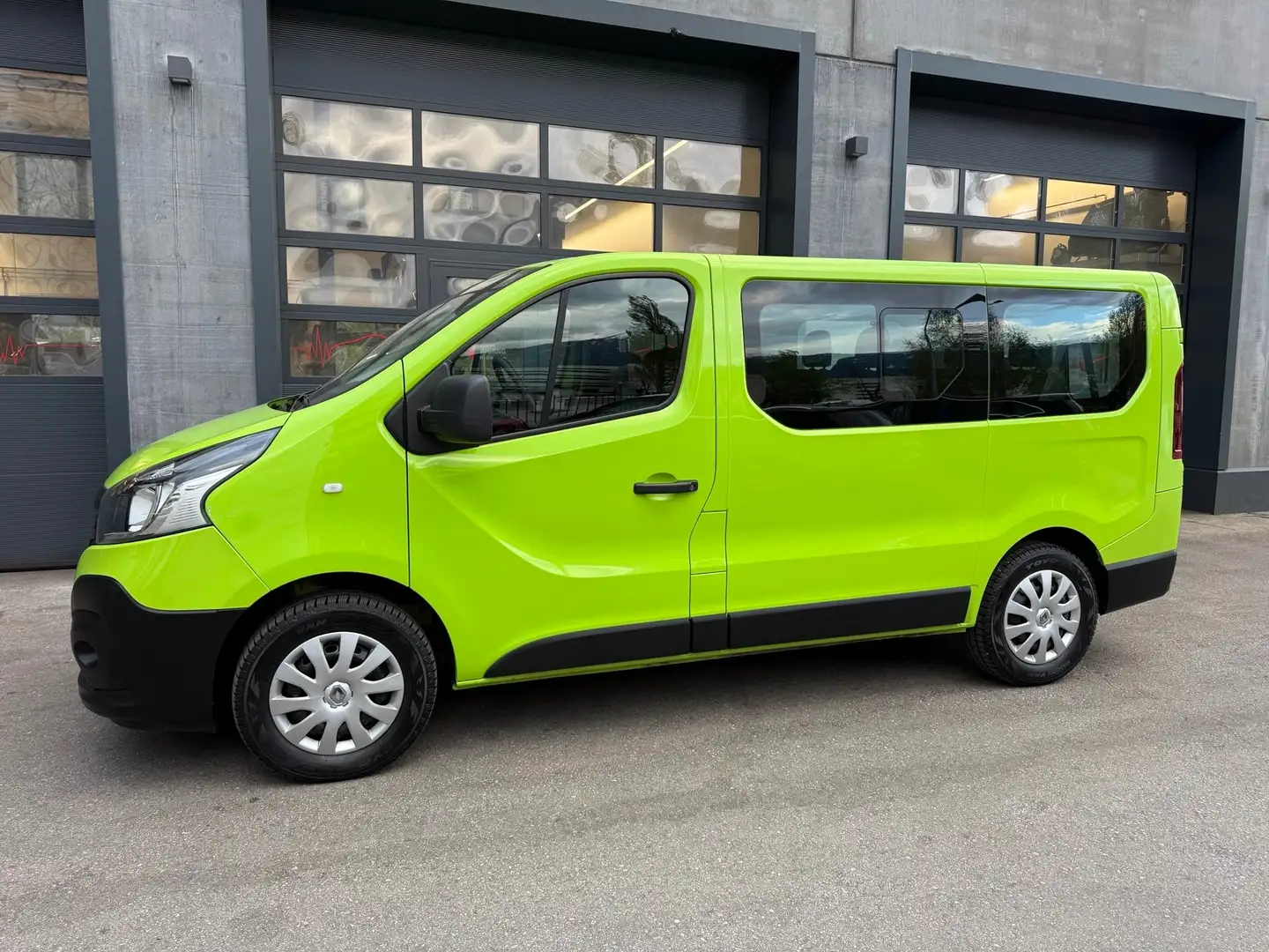 Renault Trafic L1H1 2,7t (8/9 Sitze) Expression Grün - 2