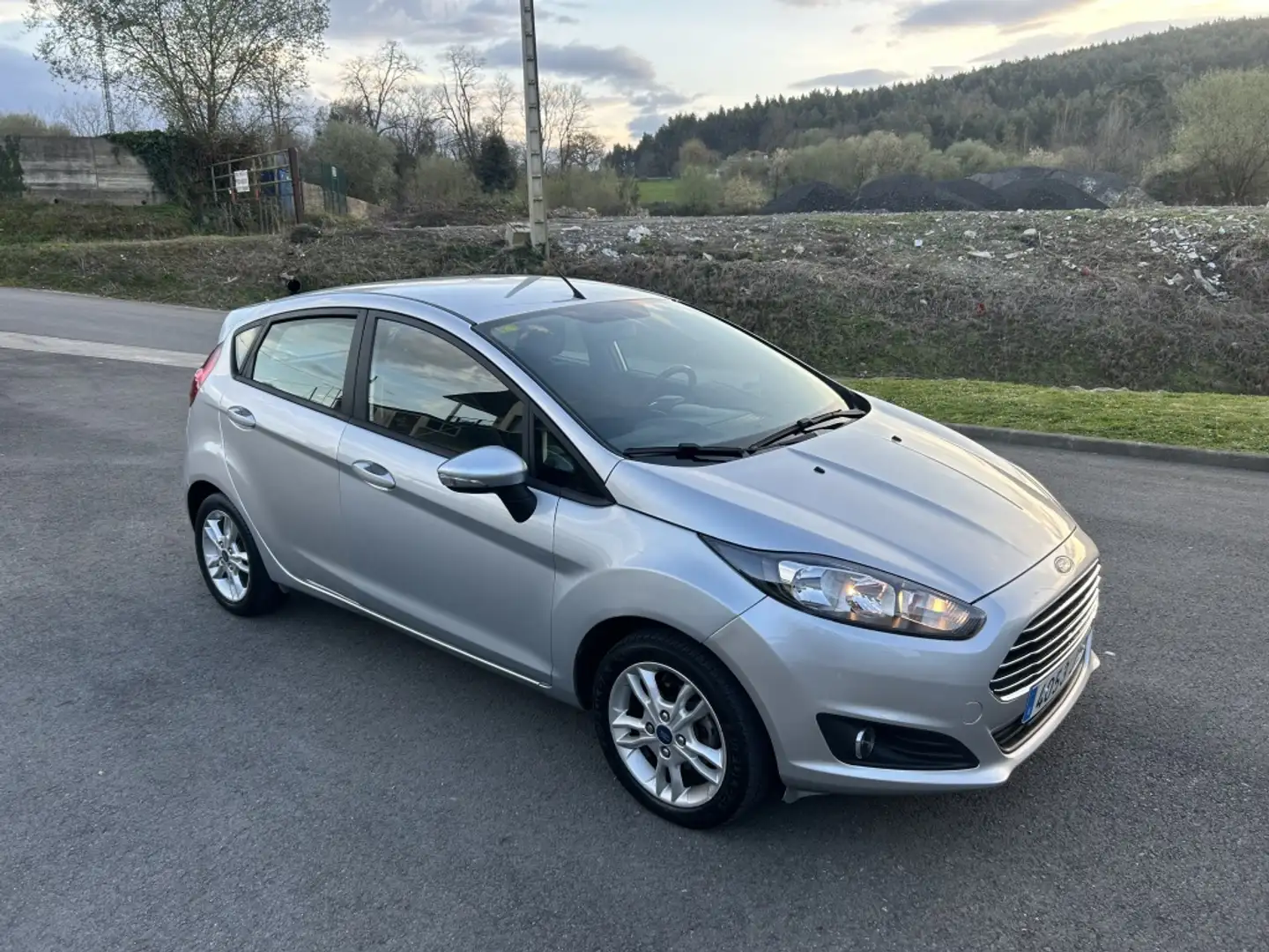 Ford Fiesta 1.25 Titanium 82 Gris - 2