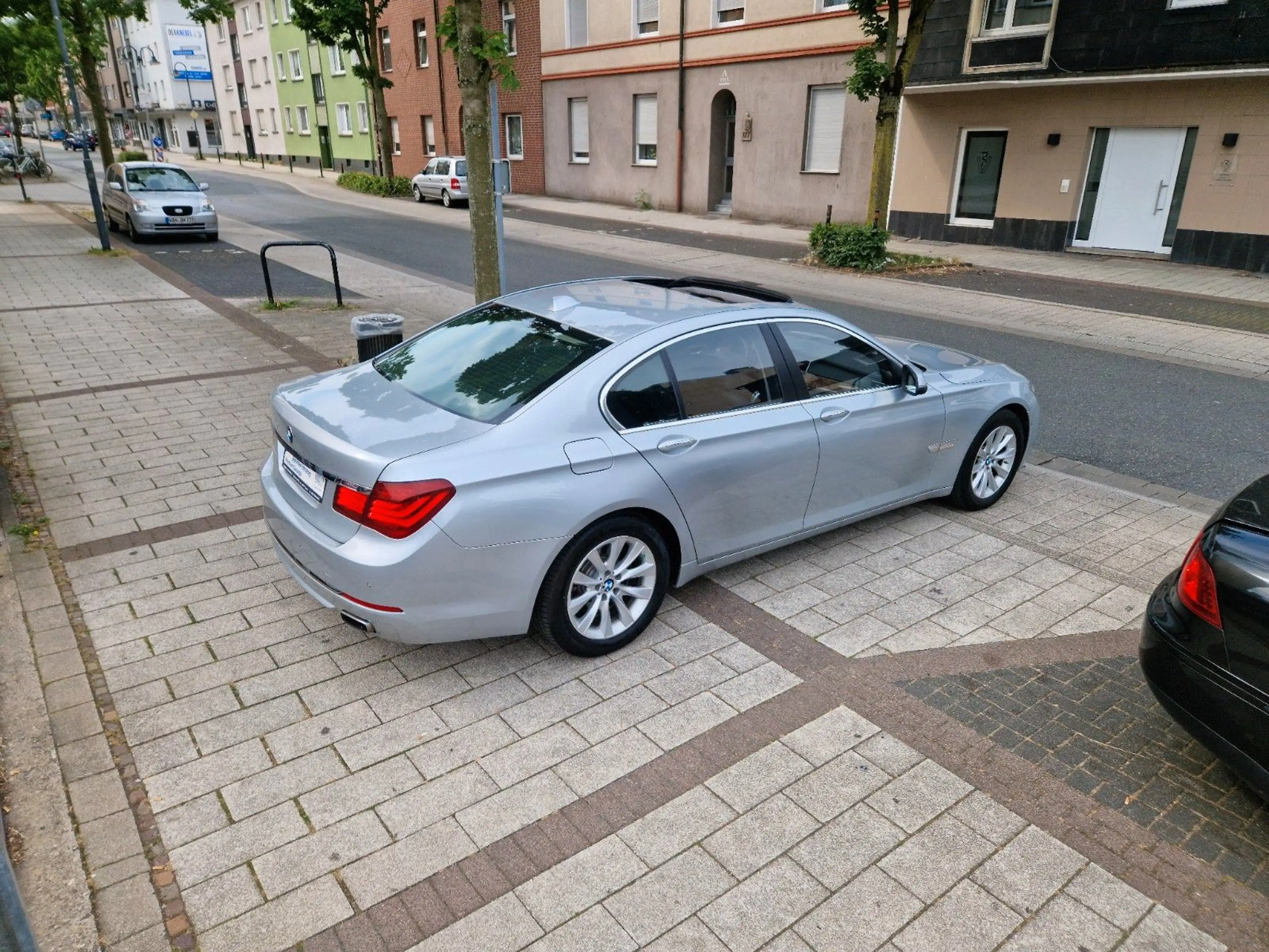 BMW 750 d xDrive LCI*2.HAND*LED*HUD*360°*SOFT*AHK*ACC — photo 11
