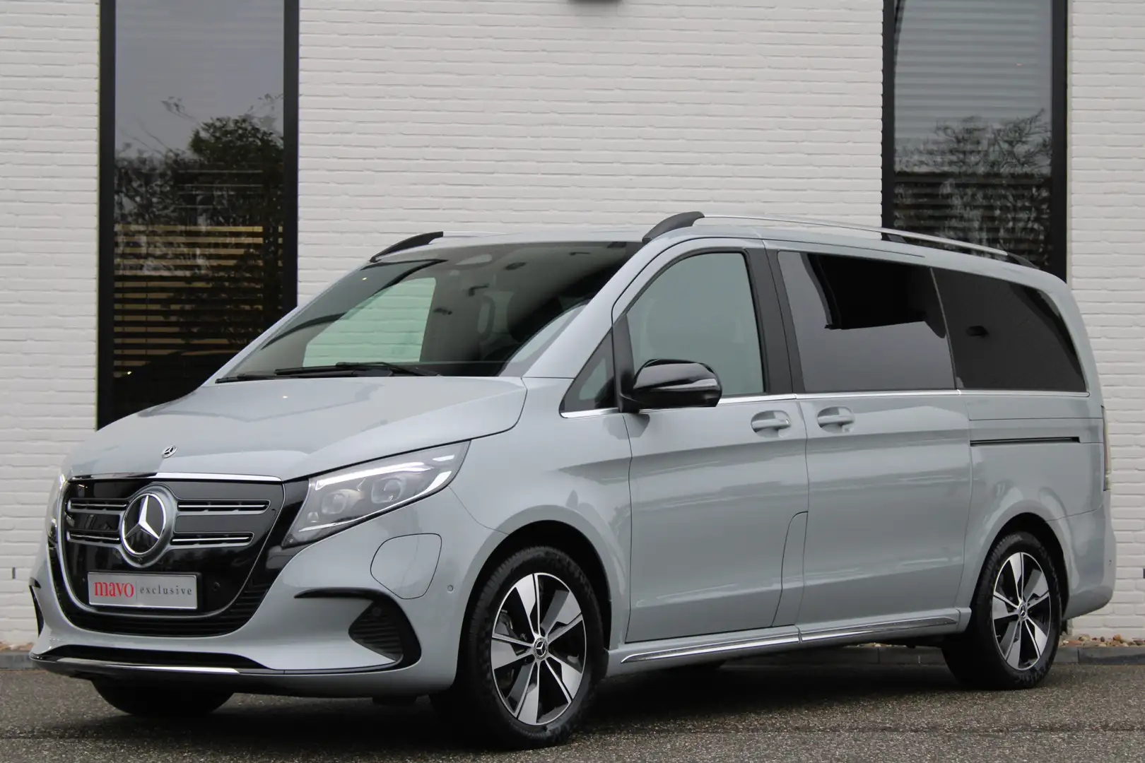 Mercedes-Benz EQV 300 L2 / AMG / New Model / Luchtvering / 7-Persoons / Gris - 2