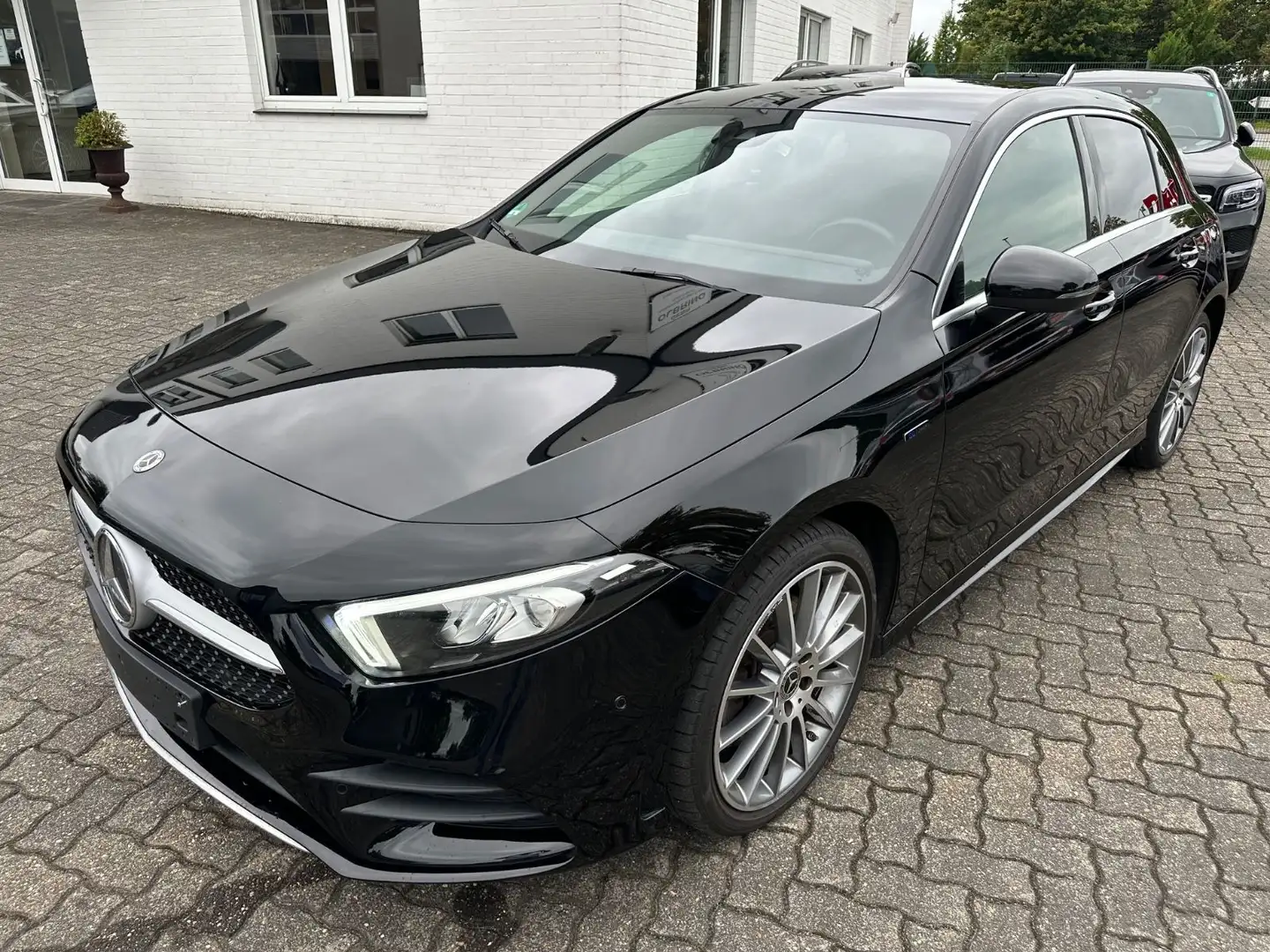 Mercedes-Benz A 250 e DCT AMG Line Navi LED 19 Zoll Noir - 1