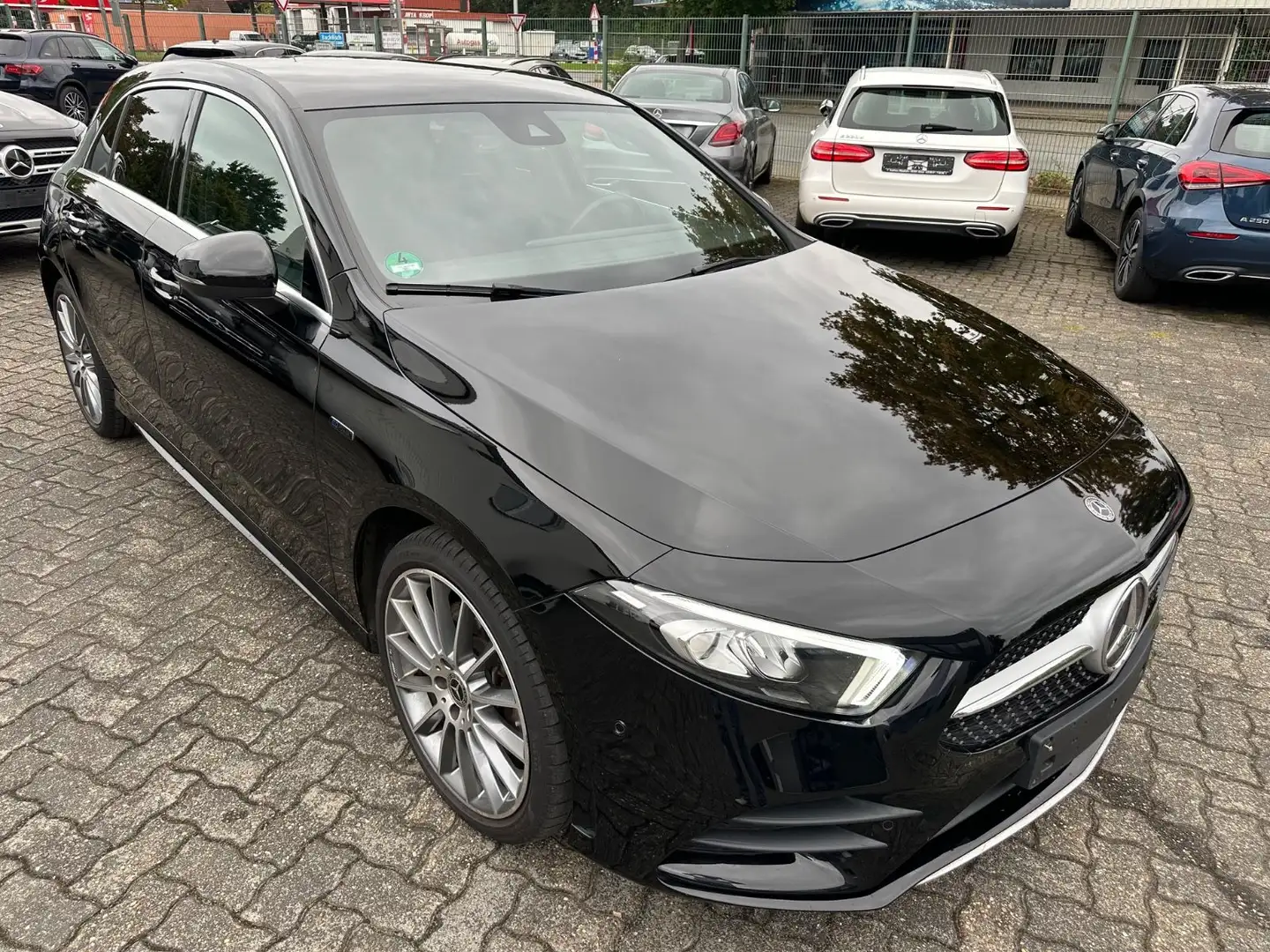 Mercedes-Benz A 250 e DCT AMG Line Navi LED 19 Zoll Noir - 2