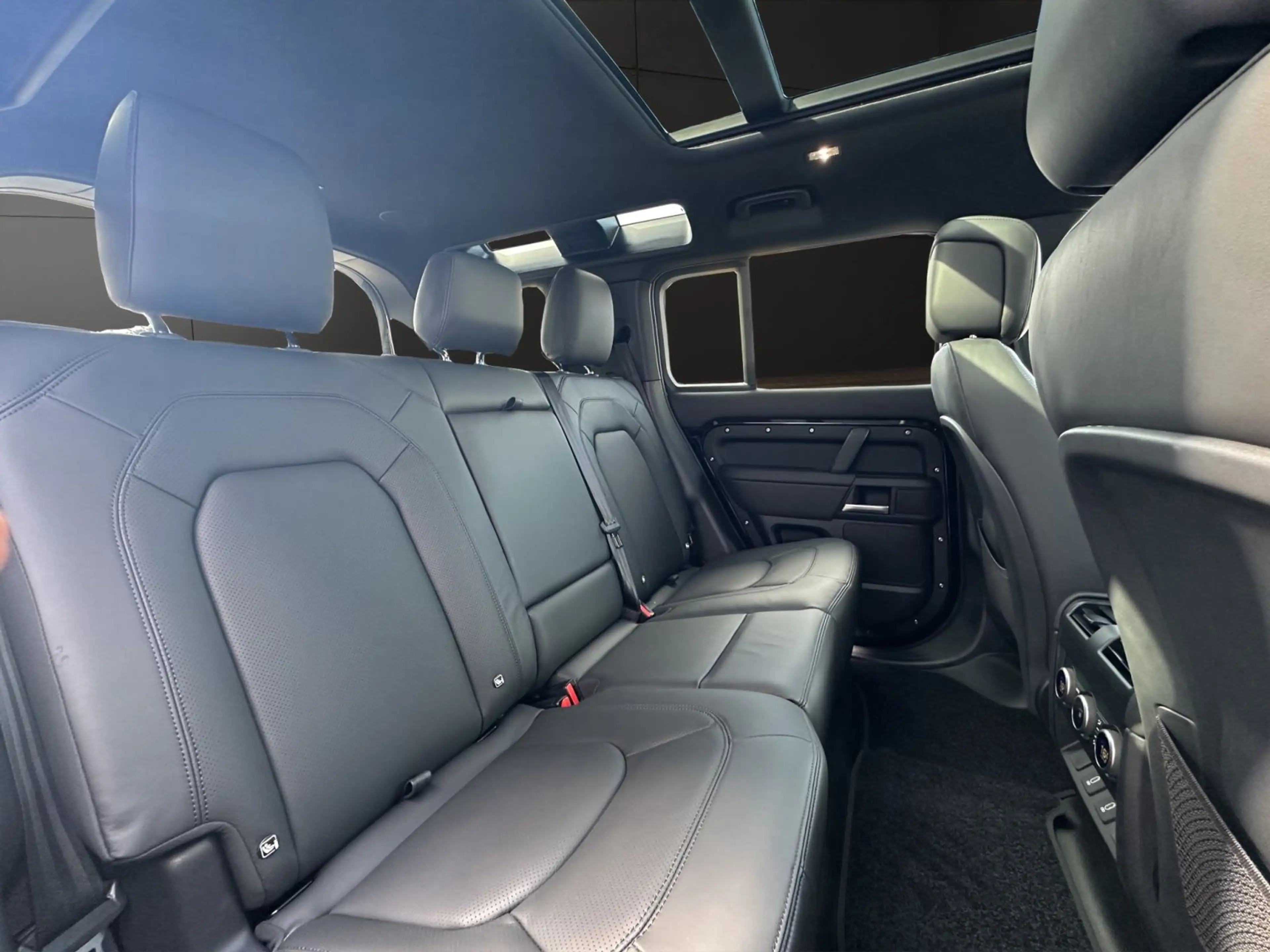 Land Rover Defender 110 5.0 P425 X-Dynamic HSE AHK — photo 7