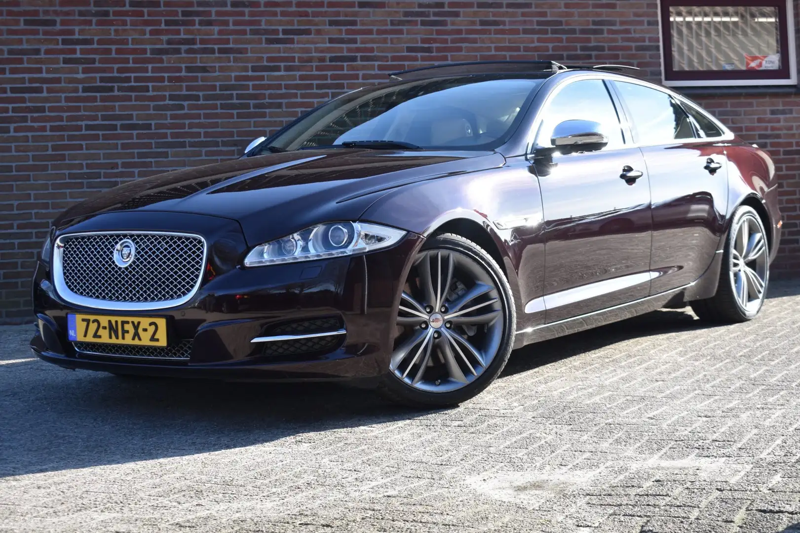 Jaguar XJ 3.0 V6D Portfolio LWB '10 Pano Xenon Leder Clima N Rot - 1