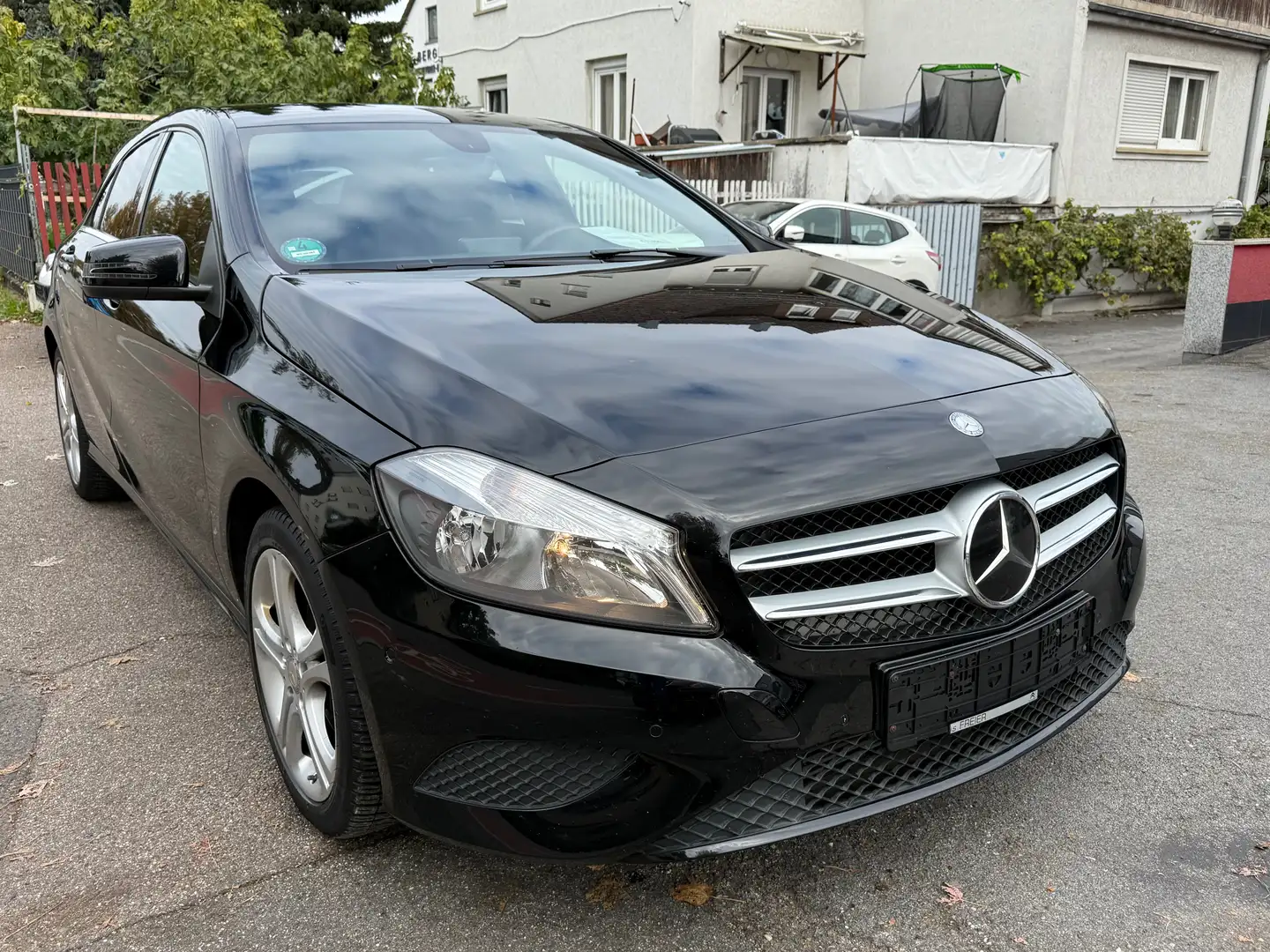 Mercedes-Benz A 180 A 180 BlueEfficiency Urban / Navi / PDC /Alu/SitzH Schwarz - 1