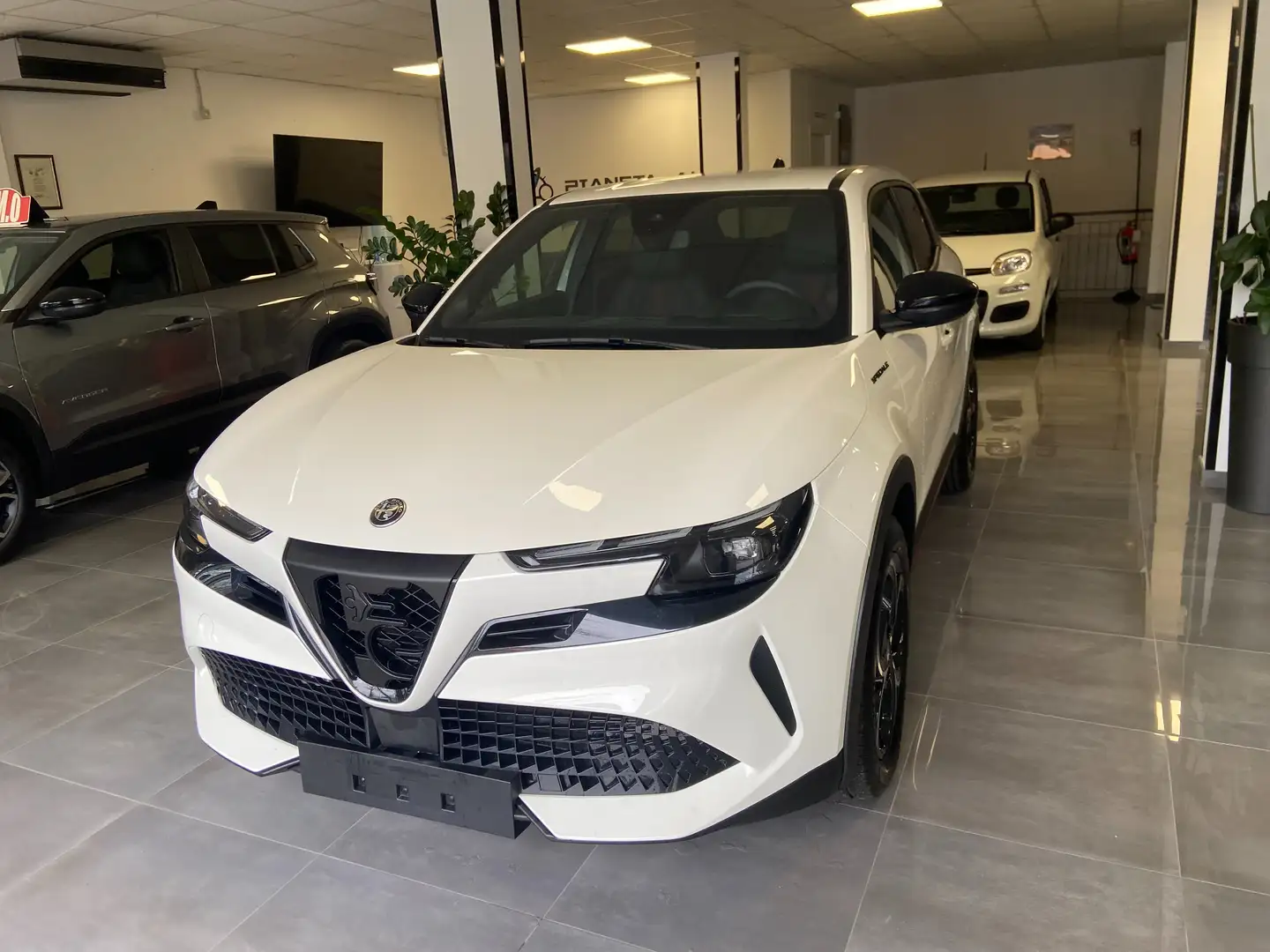 Alfa Romeo Junior JUNIOR SPECIALE 1.2 HYBRID 145cv e-dct - KMO 2025 Bianco - 2