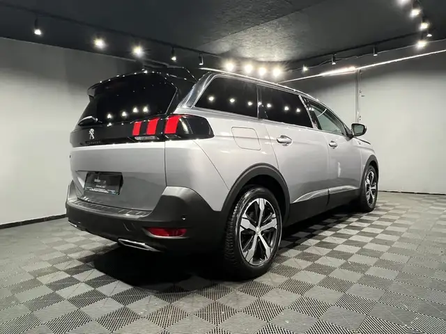 Peugeot 5008 view 4