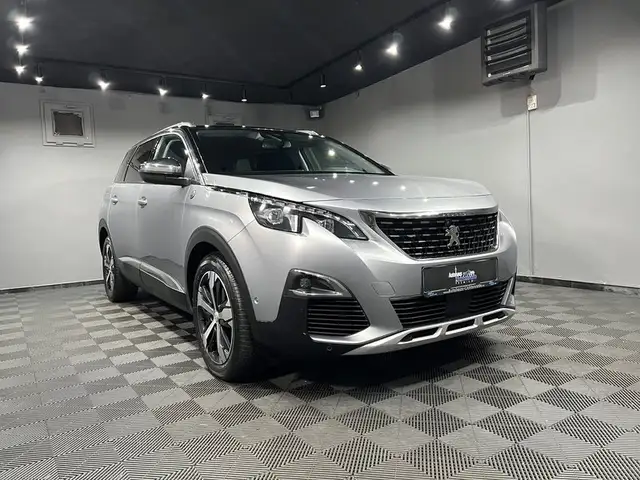 Peugeot 5008 view 2