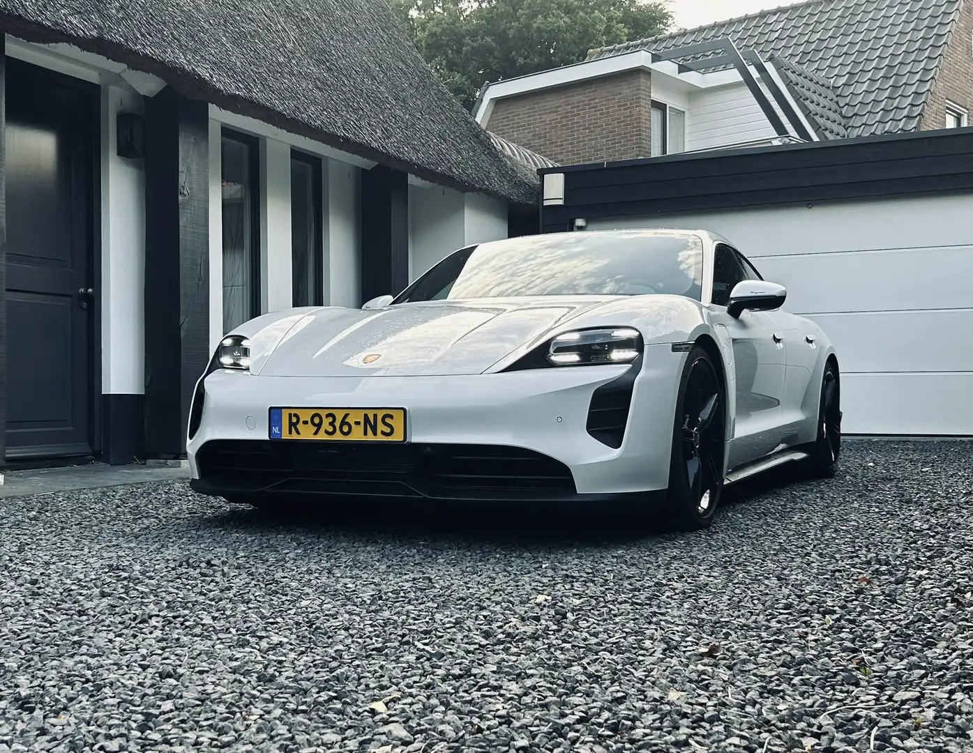 Porsche Taycan 79 kWh Biały - 2