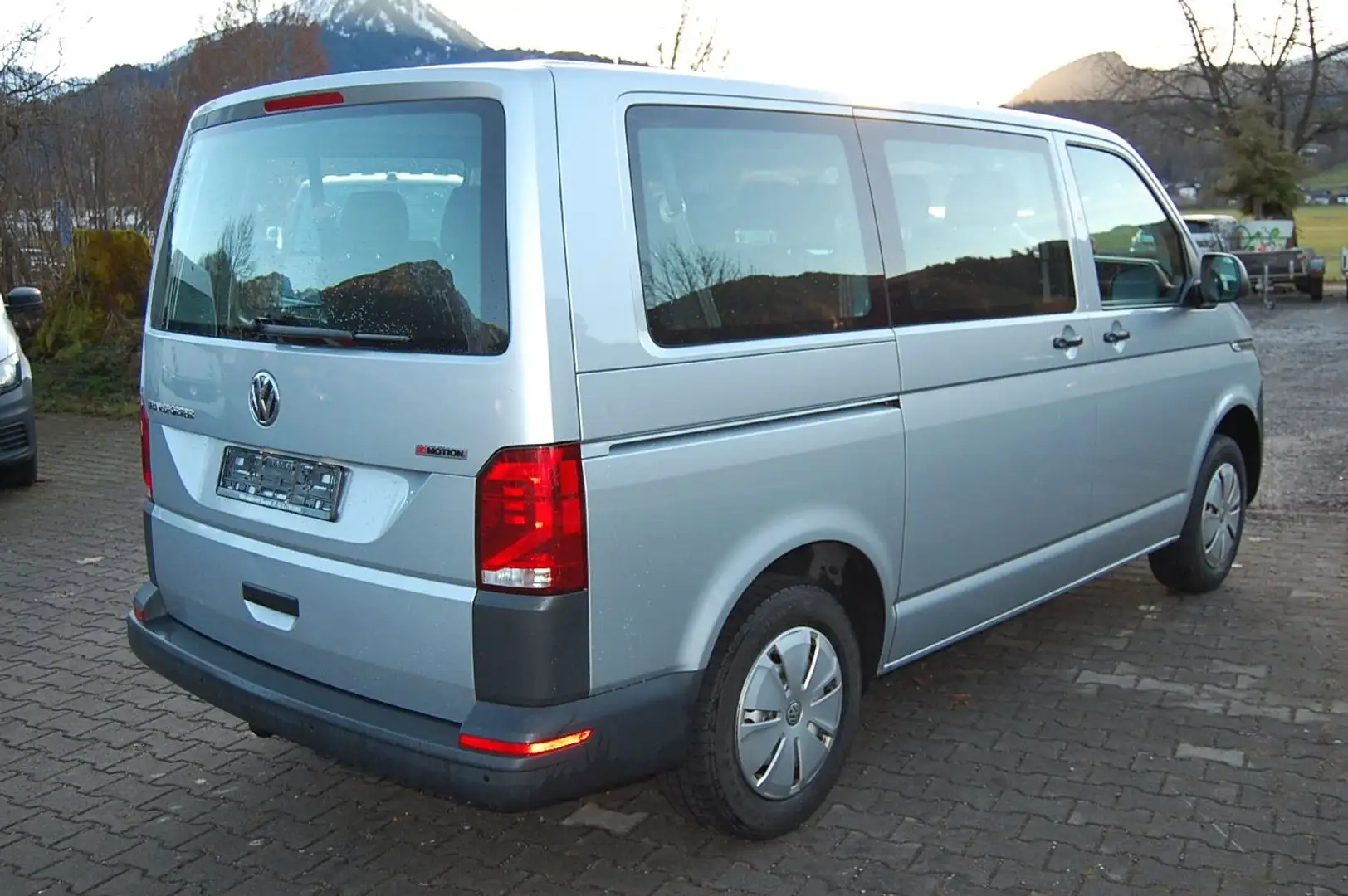 Volkswagen T6 Kombi 2,0 TDI DSG 4motion 9-Sitzer AHK SH DAB Silber - 1
