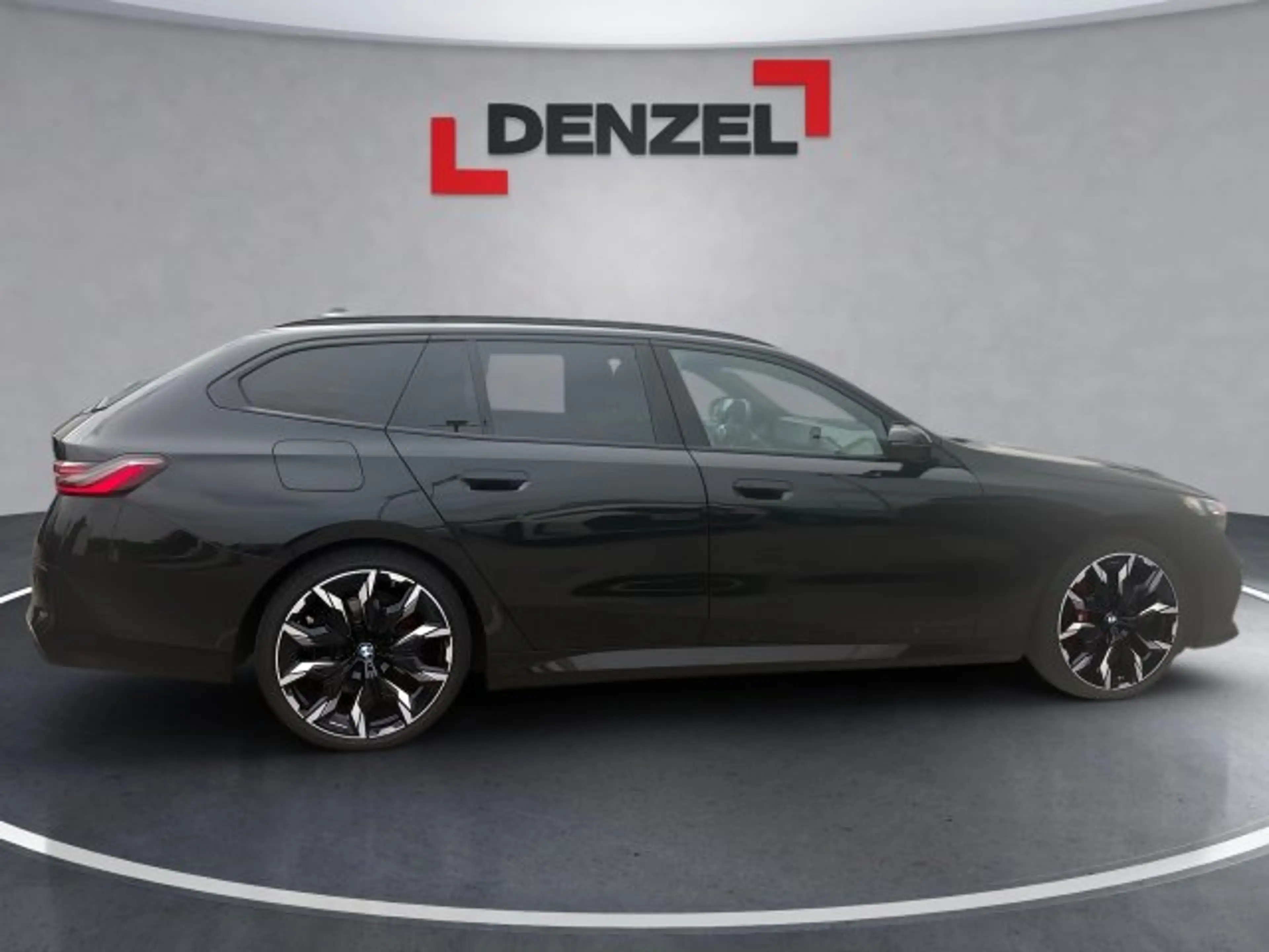 BMW 540 d xDrive Touring G61 B57 — photo 11