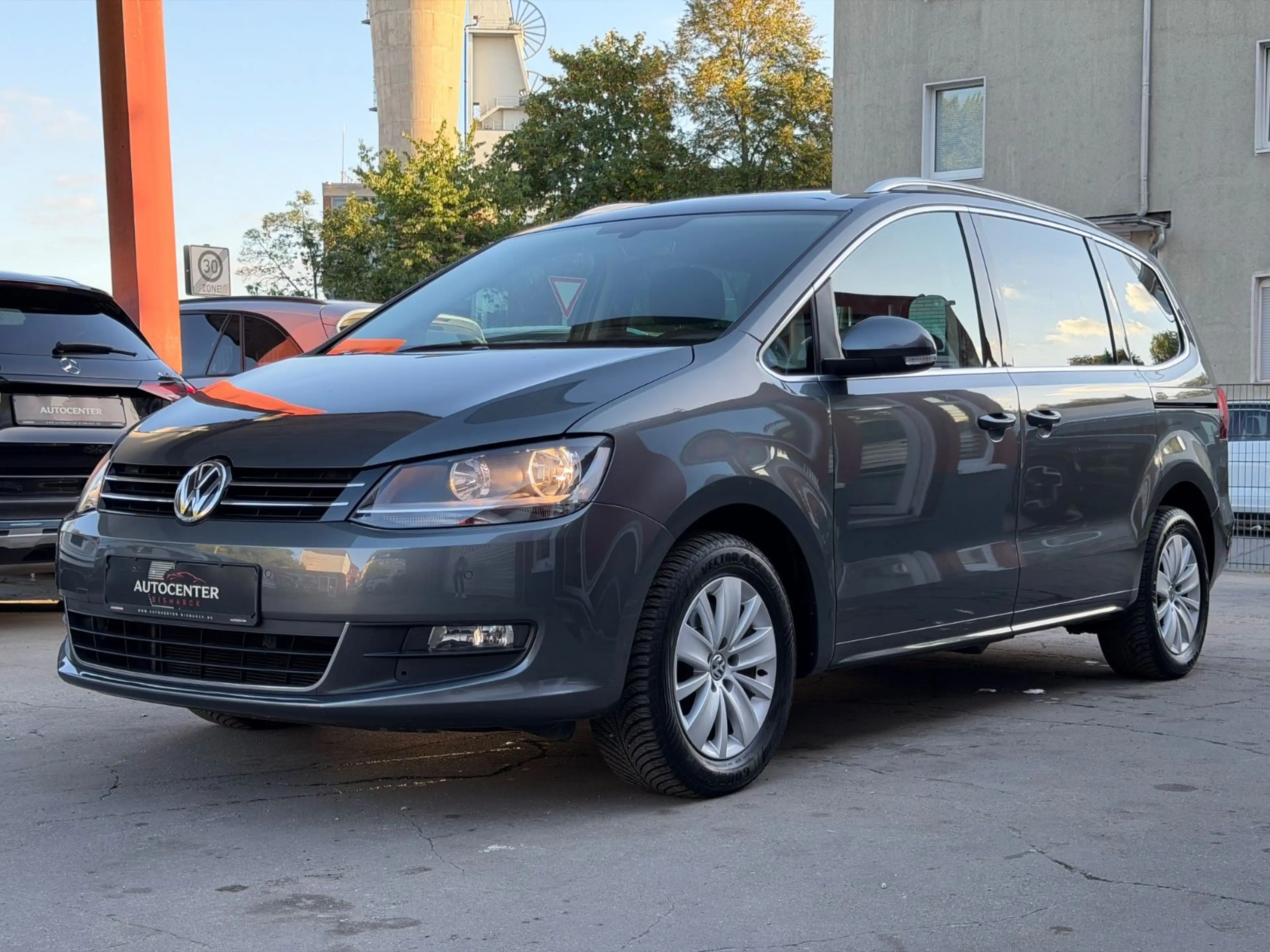 Volkswagen Sharan Comfortline 7-Sitzer*TEMPOMAT*NAVI*TISCH* — photo 2