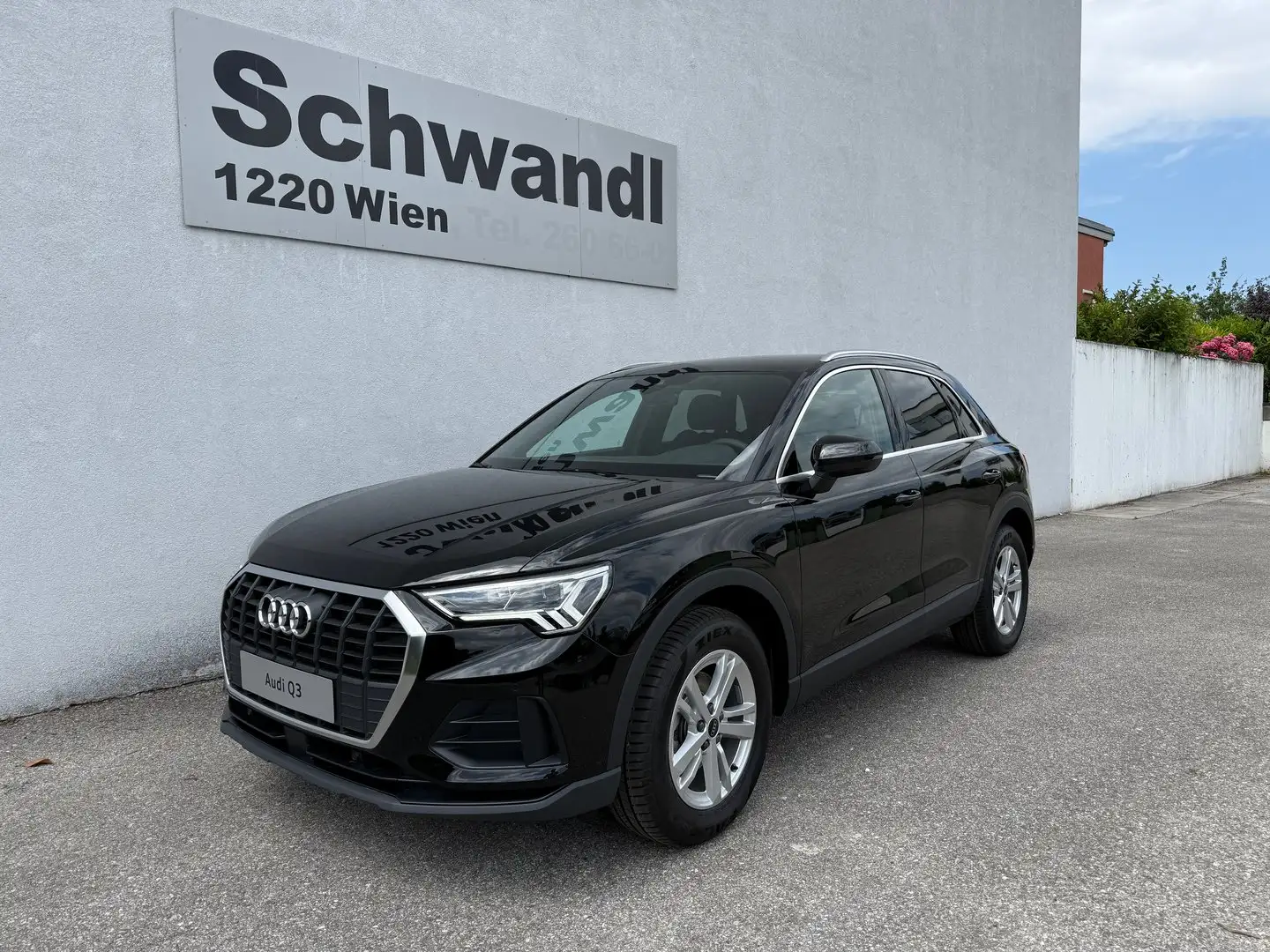 Audi Q3 35 TFSI intense Schwarz - 2
