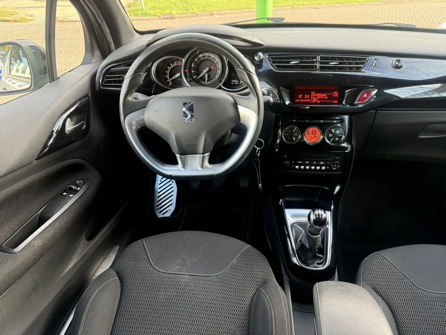 Citroen DS3 Cabrio 1.2 VTi So Chic | airco | cruise control | Grijs - 2