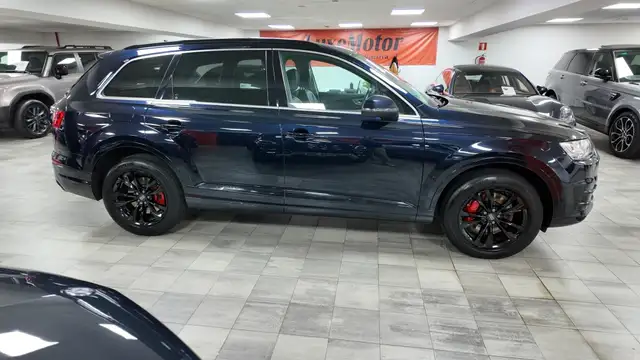 Audi Q7 view 7
