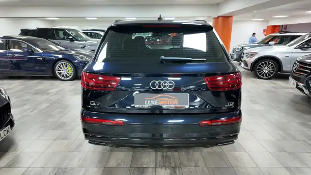 Audi Q7 view 5