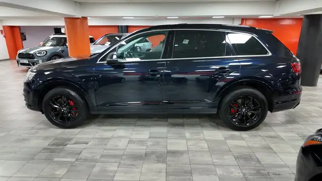 Audi Q7 view 3